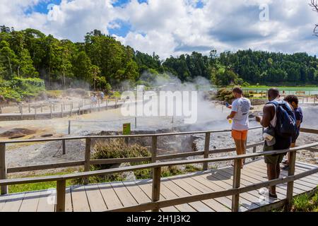 Furnas, Sao Miguel, île des Açores, Portugal, 14 août 2020 : les touristes regardent la vapeur des sources chaudes et des fumaroles au bord de lagoa das Furn Banque D'Images