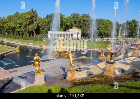 SAINT-PÉTERSBOURG, RUSSIE - août 29, 2019 : Peterhof, Saint-Pétersbourg, palais du roi et grand-fontaine. La Russie Banque D'Images