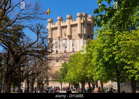 SEGOVIA, ESPAGNE - 27 Avril 2019 : Les personnes qui désirent visiter l'Alcazar de Ségovie, Espagne Château Banque D'Images
