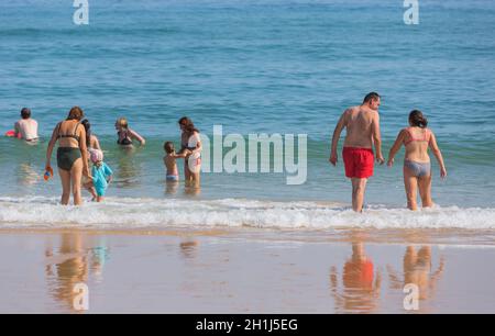 VILA DO BISPO, PORTUGAL - 21 août 2018 : les gens à la célèbre plage de Salema à Vila do Bispo. Cette plage fait partie d'un célèbre région touristique d'Alg Banque D'Images