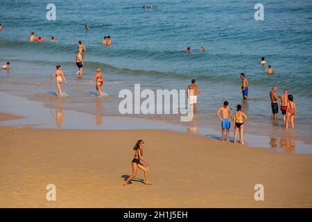 VILA DO BISPO, PORTUGAL - 21 août 2018 : les gens à la célèbre plage de Salema à Vila do Bispo. Cette plage fait partie d'un célèbre région touristique d'Alg Banque D'Images