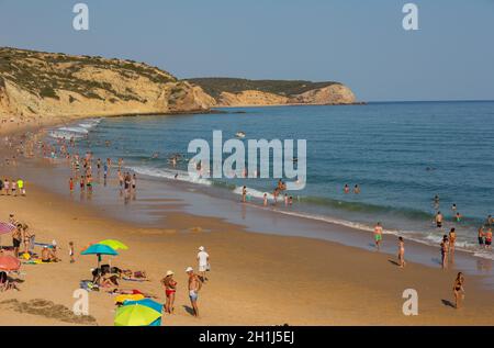 VILA DO BISPO, PORTUGAL - 21 août 2018 : les gens à la célèbre plage de Salema à Vila do Bispo. Cette plage fait partie d'un célèbre région touristique d'Alg Banque D'Images