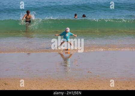 VILA DO BISPO, PORTUGAL - 21 août 2018 : les gens à la célèbre plage de Salema à Vila do Bispo. Cette plage fait partie d'un célèbre région touristique d'Alg Banque D'Images