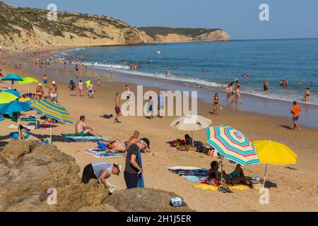 VILA DO BISPO, PORTUGAL - 21 août 2018 : les gens à la célèbre plage de Salema à Vila do Bispo. Cette plage fait partie d'un célèbre région touristique d'Alg Banque D'Images