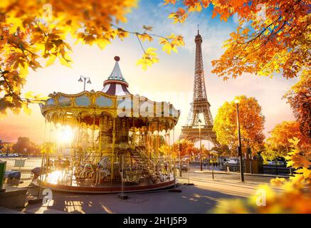 Carrousel en Park, près de la Tour Eiffel à Paris Banque D'Images