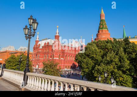 MOSCOU - 14 JUILLET 2019 : les gens visitent la place Rouge dans une journée d'été à Moscou, en Russie. La place Rouge et le Kremlin sont les principales attractions touristiques de Moscou Banque D'Images