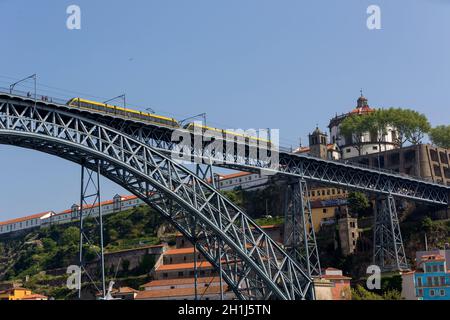 PORTO, PORTUGAL - 17 avril : Pont Dom Luis, Ponte Luis I avec metro train, Porto, Portugal Au Portugal le 17 avril 2017. Banque D'Images
