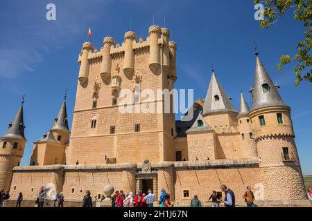 SEGOVIA, ESPAGNE - 27 Avril 2019 : Les personnes qui désirent visiter l'Alcazar de Ségovie, Espagne Château Banque D'Images
