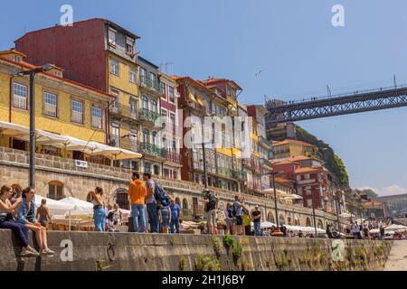 PORTO, PORTUGAL - 28 juillet 2019 : les célèbres maisons de la Ribeira dans le Douro River Bank près du Pont Dom Luis I, Porto, Portugal. Banque D'Images