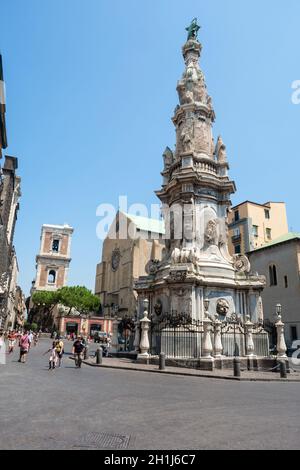 NAPLES, ITALIE, le 1 août, 2018 - Obélisque Guglia de la Vierge Immaculée sur Piazza Gesù Nuovo à Naples (Napoli), Italie. Banque D'Images