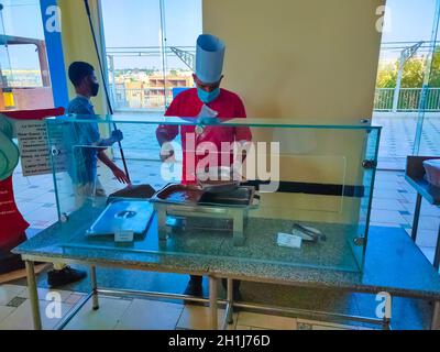 Sharm El Sheikh, Egypte - 14 septembre 2020: Un serveur en masque de protection sert de la nourriture au restaurant de l'hôtel Siva Sharm à Sharm El Sheikh, Egypte le sept Banque D'Images