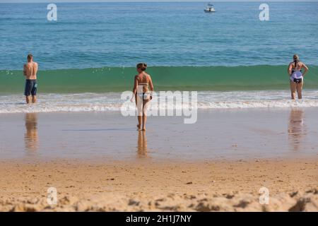 VILA DO BISPO, PORTUGAL - 21 août 2018 : les gens à la célèbre plage de Salema à Vila do Bispo. Cette plage fait partie d'un célèbre région touristique d'Alg Banque D'Images