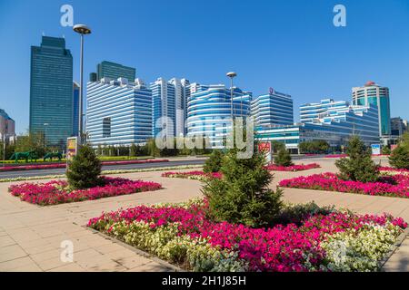 Nur-Sultan, Kazakhstan - Le 24 avril 2019 - immeubles de bureaux modernes à l'Nurzhol Nur-Sultan, boulevard, Astana, Kazakhstan Banque D'Images