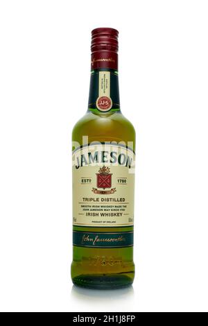 Saint-Pétersbourg, Russie - avril 2020 - bouteille de whisky irlandais triple distillé Jameson isolée sur fond blanc.Produit de l'Irlande Banque D'Images