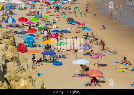 VILA DO BISPO, PORTUGAL - 21 août 2018 : les gens à la célèbre plage de Salema à Vila do Bispo. Cette plage fait partie d'un célèbre région touristique d'Alg Banque D'Images