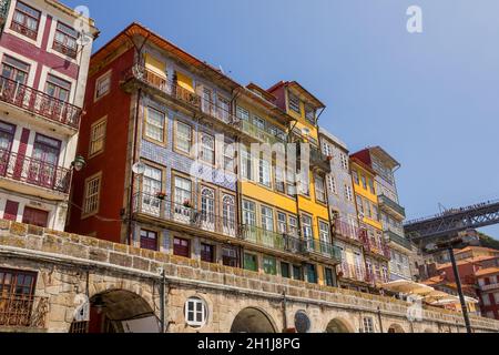 PORTO, PORTUGAL - 28 juillet 2019 : les célèbres maisons de la Ribeira dans le Douro River Bank près du Pont Dom Luis I, Porto, Portugal. Banque D'Images