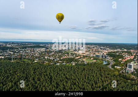 Vilnius, Lituanie - 14 septembre 2021 : vol en montgolfière jaune au-dessus de Vilnius, Lituanie. Banque D'Images