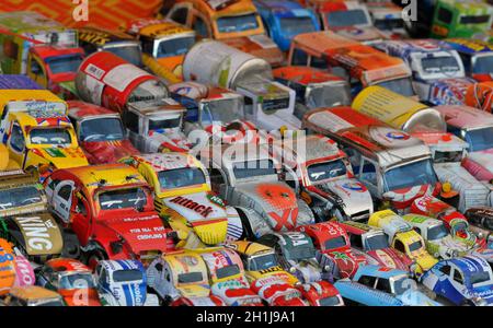 Sélection de voitures jouets fabriquées à partir de vieilles canettes d'auminium à vendre sur une cabine.Recyclage Banque D'Images