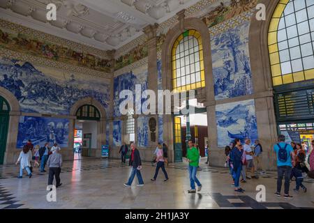 PORTO, PORTUGAL - 17 avril 2017 : la gare de São Bento hall avec photos azulejo historique Banque D'Images