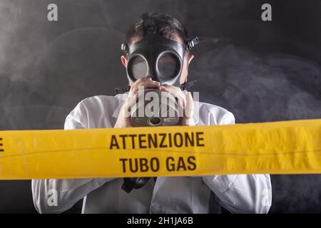 Un ingénieur médical portant un masque antigaz expérimenté dans la crise des fuites de gaz dirigeant l'urgence pendant le chaos.Sur la bande jaune, le n Banque D'Images