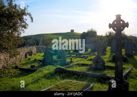 Le village d'Abbotsbury, Dorset, avec cimetière de l'église Saint-Nicolas, en direction de la chapelle Sainte-Catherine au sommet de la colline. Banque D'Images