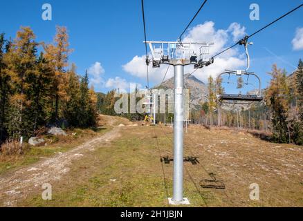 Strbskie Pleso, Slovaquie - 10 octobre 2018 : télésiège de Strbske Pleso à Solisko dans les Hautes Tatras en Slovaquie Banque D'Images