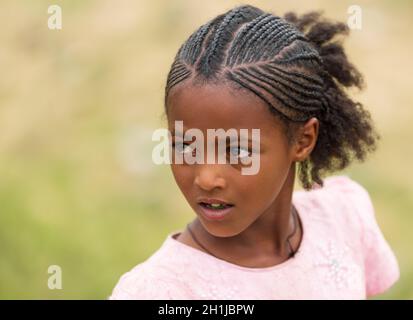 ADI Abbaghie, Ethiopie - 28 avril 2019: Une belle fille éthiopienne avec un style traditionnel de cheveux tressés à Adi Abbaghie, Ethiopie, Afrique Banque D'Images