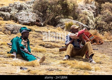 MONTAGNE SIMIEN, ETHIOPIE, 24 AVRIL 2019, scout de parc non identifié avec son fusil à Chenek - Parc National de montagne Simien. Le travail comme garde est activé Banque D'Images