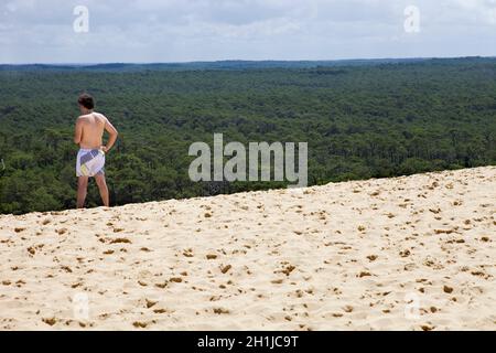 PYLA SUR mer, FRANCE - AOÛT 8 : personnes visitant la célèbre dune de Pyla, la plus haute dune de sable d'Europe, le 8 août 2012 à Pyla sur Mer, France. Banque D'Images