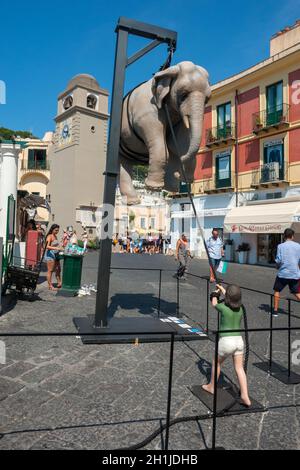 CAPRI, ITALIE - 29 juillet 2018 : les touristes visiter la Piazza Umberto I, la place la plus célèbre de l'île de Capri. Italie Banque D'Images