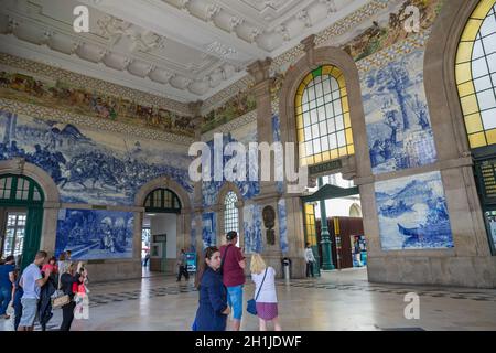 PORTO, PORTUGAL - 17 avril 2017 : la gare de São Bento hall avec photos azulejo historique Banque D'Images