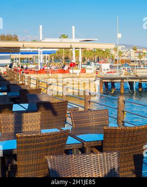 Restaurant La mer à Paphos marina au coucher du soleil. Chypre Banque D'Images