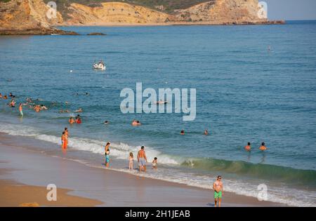 VILA DO BISPO, PORTUGAL - 21 août 2018 : les gens à la célèbre plage de Salema à Vila do Bispo. Cette plage fait partie d'un célèbre région touristique d'Alg Banque D'Images