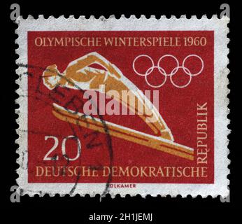 Timbre émis en Allemagne - République Démocratique (DDR) montre le saut à ski aux Jeux Olympiques d'hiver de 1960, dans la région de Squaw Valley, vers 1960. Banque D'Images