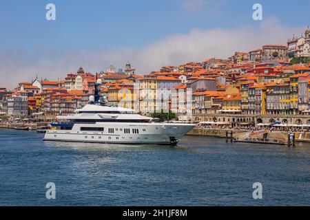 PORTO, PORTUGAL - 28 juillet 2019 : les célèbres maisons de la Ribeira dans le Douro River Bank près du Pont Dom Luis I, Porto, Portugal. Banque D'Images