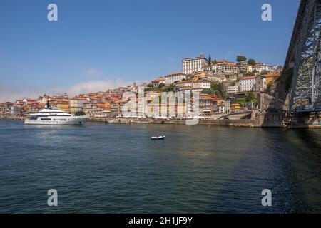 PORTO, PORTUGAL - 28 juillet 2019 : les célèbres maisons de la Ribeira dans le Douro River Bank près du Pont Dom Luis I, Porto, Portugal. Banque D'Images