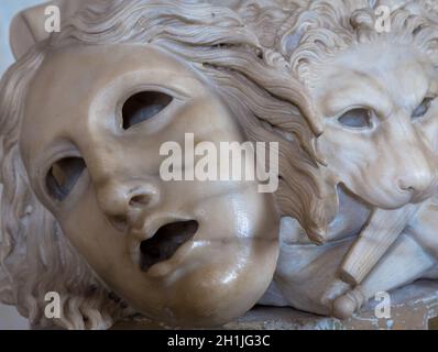 Ancien masque de théâtre, en marbre, situé à la base d'une colonne romaine à Rome - Italie Banque D'Images