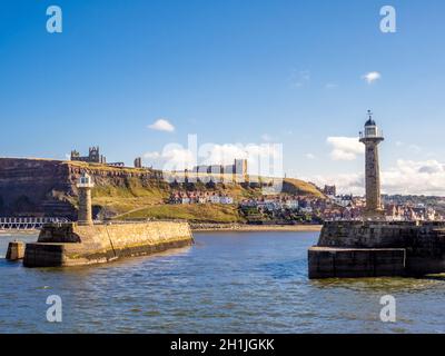 Phares est et ouest à l'entrée de Lower Harbour, avec l'abbaye de Whitby et l'église St Mary, falaise est au loin, Whitby, Royaume-Uni Banque D'Images