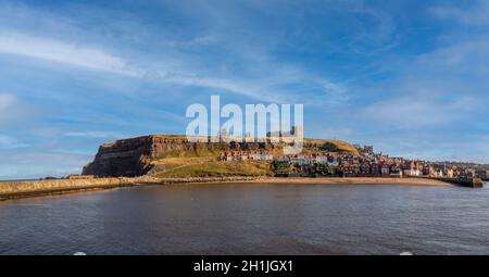 L'église St Mary et l'abbaye de Whitby sont en ruines sur East Cliff, au-dessus des cottages de Henrietta Street, avec la plage et le port de Tate Hill en premier plan.Whitby. Banque D'Images