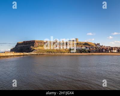 L'église Sainte-Marie et l'abbaye de Whitby sont en ruines sur East Cliff, au-dessus des cottages de Henrietta Street, avec le port en premier plan.Whitby, North Yorkshire, Royaume-Uni Banque D'Images