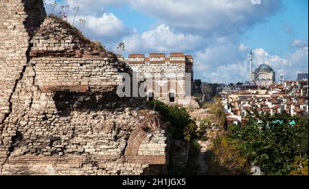 Vue sur la mosquée Mihrimah Sultan avec des murs byzantins historiques. Istanbul, Turquie Banque D'Images