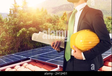 Architecte suit le projet de panneaux photovoltaïques Banque D'Images