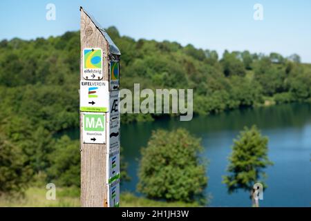 SCHALKENMEHREN, ALLEMAGNE - 23 JUIN 2020: Sentier de randonnée longue distance Eifelsteig avec l'accent sur le typique waymark le 23 juin 2020 en Allemagne Banque D'Images