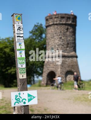 SCHALKENMEHREN, ALLEMAGNE - 23 JUIN 2020: Sentier de randonnée longue distance Eifelsteig avec l'accent sur le typique waymark le 23 juin 2020 en Allemagne Banque D'Images
