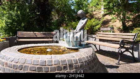 SCHALKENMEHREN, ALLEMAGNE - 23 JUIN 2020 : gros plan de la fontaine de l'Eifelverein avec des bancs, le 23 juin 2020 à Schalkenmehren, Allemagne Banque D'Images