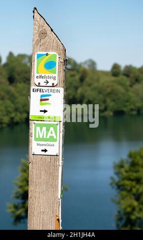 SCHALKENMEHREN, ALLEMAGNE - 23 JUIN 2020: Sentier de randonnée longue distance Eifelsteig avec l'accent sur le typique waymark le 23 juin 2020 en Allemagne Banque D'Images