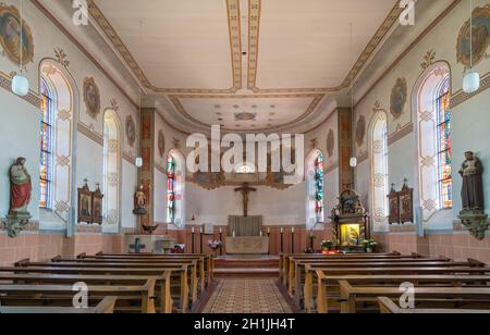 SCHALKENMEHREN, ALLEMAGNE - 23 JUIN 2020 : vue sur l'église paroissiale Saint Martin le 23 juin 2020 à Schalkenmehren, Allemagne Banque D'Images