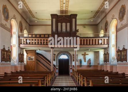 SCHALKENMEHREN, ALLEMAGNE - 23 JUIN 2020 : vue sur l'église paroissiale Saint Martin le 23 juin 2020 à Schalkenmehren, Allemagne Banque D'Images