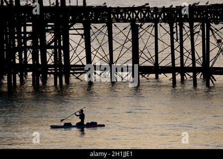 Pédalo silhoueté sur la jetée ouest abandonnée au coucher du soleil, Brighton, Angleterre.Construit en 1866 et fermé en 1975, le quai est toujours classé de catégorie I et un site bien connu. Banque D'Images