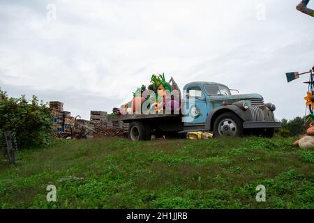 MEDIA, PENNSYLVANIA - 11 octobre 2020 : le camion Linvilla Orchards est situé au sommet d'une colline avec une récolte Bountiful. Banque D'Images